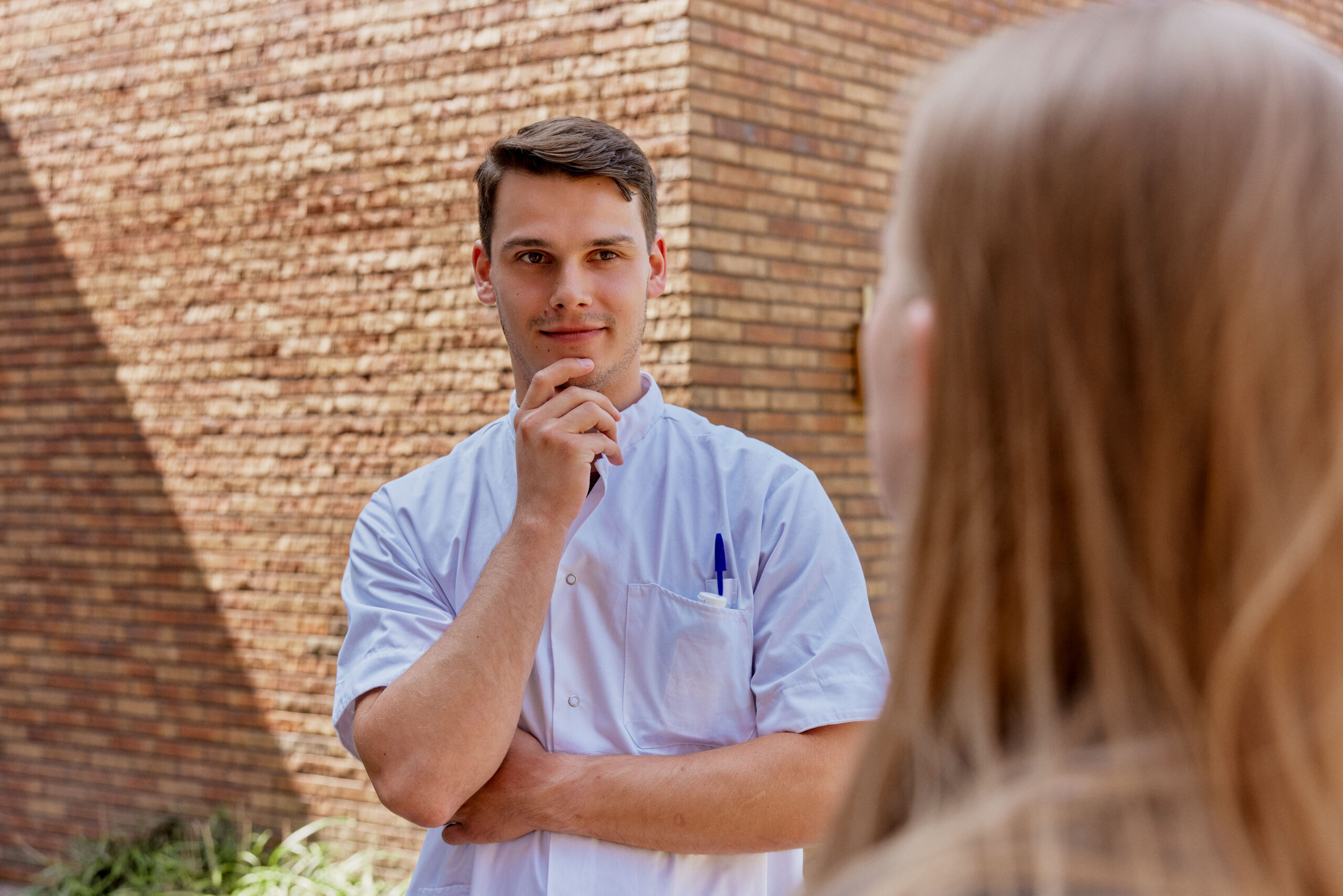 Close-up van wijkverpleegkundige. In gesprek met een andere wijkverpleegkundige.